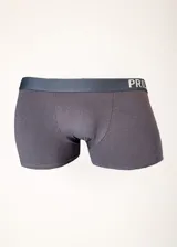 Pack de dos bóxers de algodón, uno liso color gris y otro estampado con figuras geométricas de colores sobre fondo negro.