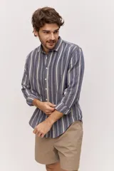 Camisa de manga larga de lino con diseño a rayas en tonos celestes y blancos, cuello camisero clásico y cierre frontal de botones.