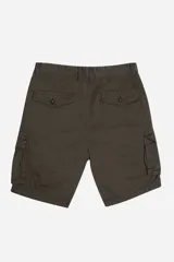 Bermuda cargo color verde militar, con bolsillos laterales amplios con solapa y cierre de botón, bolsillos frontales y cierre frontal con botón y cremallera.