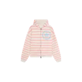 Campera con capucha de rayas horizontales blancas y rosadas, con cierre frontal completo y bolsillos estilo canguro. Cuenta con un estampado circular en azul en el pecho.