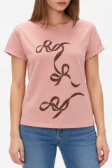 Remera de algodón blanca de manga corta y cuello redondo, con estampa frontal que combina franjas verticales verdes y un diseño ovalado con fresas rojas.