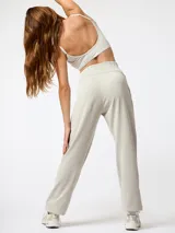 Pantalón jogger de corte holgado color beige, con cintura elástica, amplios bolsillos laterales y puños ajustados con goma.