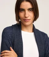 Cardigan alargado de punto color gris, sin cierre frontal y con mangas largas.