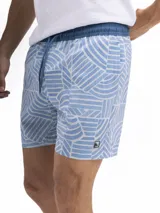 Short de baño de secado rápido, con cintura elástica y cordón ajustable. La parte superior es de color verde agua con un estampado de motivos circulares en tono azul oscuro. La parte inferior es de color terracota con un patrón de microperforaciones.