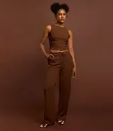 Pantalón marrón de poliéster y elastano, corte recto, cintura elástica con cordón y textura.