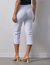 Pantalón capri blanco de gabardina elastizada. Pretina ancha elastizada, delantera con bolsillos simulados y trasera con bolsillos aplicados.