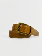 Cinto de cuero color marrón con hebilla metálica dorada.