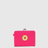 Billetera compacta de color fucsia con textura saffiano, cierre de broche metálico tipo beso y detalle circular con logo de la marca en color verde lima en la parte frontal.