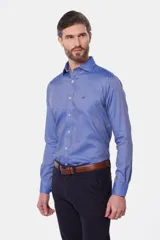Camisa de manga larga color azul con micropadrón geométrico, cuello camisero clásico y cierre frontal con botones.