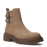 Botas de mujer Miss Carol modelo Galia, color taupe, con dos hebillas decorativas en el lateral exterior y suela track.