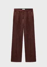 Pantalón de tiro medio en tejido satinado con efecto arrugado y diseño recto. Cuenta con bolsillos laterales, pinzas delanteras y cierre oculto con botón, gancho y cremallera.