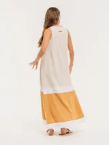 Vestido largo color blanco con franjas horizontales en amarillo y beige, de lino, con escote en V y bolsillos laterales.