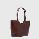 Cartera tipo bucket color bordó con diseño de textura trenzada en toda su superficie. Presenta una abertura superior curva y doble asa de hombro.