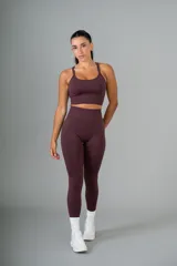 Legging deportivo de tiro alto con pretina ancha y diseño sin costuras, confeccionado en tejido elástico de color marrón.