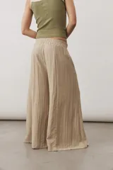 Pantalón ancho color marrón con cintura elástica y bolsillos laterales.