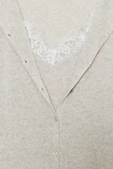 Conjunto de chaqueta de punto de cuello redondo y manga larga con cierre frontal de botones, combinada con un top interior de escote en pico con detalles de encaje.