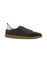 Sneaker de cuero vacuno color chocolate con puntera de gamuza al tono, cordones marrones y suela de goma color caramelo. Presenta un detalle de cuero blanco en el talón.