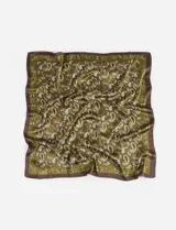 Pañuelo cuadrado de poliéster con estampado de arabescos en tonos verde oliva y blanco, con borde en color marrón.