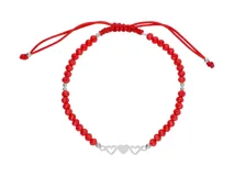 Pulsera roja de hilo con cuentas de cristal facetado y tres dijes de corazones calados de plata 925.
