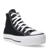 Championes de caña alta con plataforma Converse Chuck Taylor All Star Lift, confeccionados en lona de algodón color negro. Poseen suela doble de goma vulcanizada, puntera de goma blanca y cierre mediante cordones.