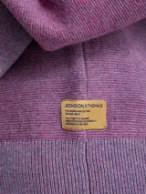 Sweater de punto color camel, con cuello redondo y mangas largas con puños acanalados.