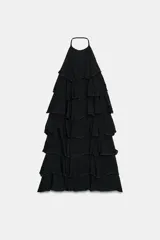 Vestido mini negro de cuello halter y espalda descubierta, con diseño de múltiples volantes en cascada.