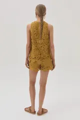 Short de guipur floreado color mostaza, confeccionado en tela especial que aporta textura y sofisticación.