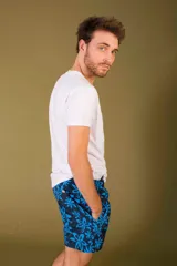 Short de baño azul marino con estampado de flores celestes, cintura elástica regulable con cordón y bolsillos laterales.
