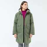 Parka larga de color verde con capucha ajustable mediante cordones y forro interior de efecto borreguito. Presenta un cierre frontal de cremallera oculto por una solapa con botones a presión y dos bolsillos grandes de parche con solapa en el frente.