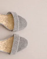 Sandalia de tacón cuadrado con tira delantera y pulsera ajustable al tobillo con hebilla metálica. Confeccionada en material tipo terciopelo con suela de goma.