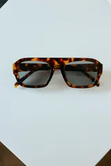 Lentes de sol con armazón de policarbonato en diseño carey y protección UV400.