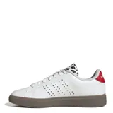 Championes urbanos Adidas Advantage 2.0, color blanco con suela de goma color marrón. Presentan detalles en animal print en la lengüeta y un detalle rojo en el talón. El diseño incluye las clásicas tres tiras de la marca representadas mediante perforaciones laterales.