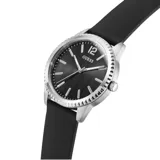 Reloj analógico Guess modelo Chip con caja de acero plateado y esfera negra con acabado texturizado. Cuenta con correa de silicona negra y movimiento de cuarzo.