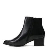 Botas de caña baja marca Bottero, confeccionadas en cuero negro con textura granulada. Presentan un diseño tipo Chelsea con panel elástico lateral, cierre posterior y taco cuadrado de altura media.
