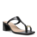 Sandalias de cuero negro con taco cuadrado, diseño de tiras cruzadas tipo thong con detalle de aplique metálico dorado y puntera cuadrada.
