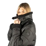 Campera negra de diseño híbrido que combina paneles de poliéster acolchado en las mangas con cuerpo de gamuza sintética. Presenta cuello, puños y ruedo con detalles de piel sintética tipo corderito, cierre frontal y dos bolsillos laterales con cierre.