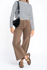 Polera de manga larga, corte ajustado al cuerpo, con cuello alto. Presenta un estampado de rayas horizontales en tonos marrón camel y azul marino.