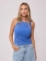 Musculosa de algodón con efecto lavado, cuello redondo y diseño ajustado al cuerpo.