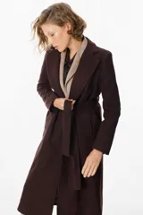 Tapado largo de paño en color chocolate, con solapas clásicas, cierre frontal cruzado con lazo ajustable a la cintura y mangas largas.
