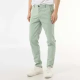 Pantalón chino de corte slim, color verde menta, con cierre de botón y cremallera, bolsillos laterales y bolsillos traseros tipo ojal.