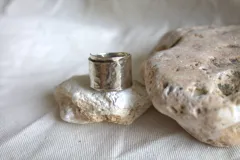 Anillo ancho de alpaca color plateado con textura martillada.