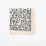 Pañuelo cuadrado de satén con estampado de leopardo en tonos beige y negro, con borde liso en color beige.