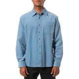 Camisa celeste de manga larga con cuello clásico y bolsillo en el pecho.