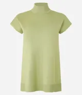 Blusa verde de punto texturizado, con cuello alto acanalado y manga corta amplia.