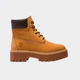 Bota de plataforma Timberland de 6 pulgadas, confeccionada en cuero nobuk impermeable color tostado. Presenta cuello acolchado en color marrón oscuro, cordones bicolores y suela de goma dentada de gran altura. Incluye el logo de la marca grabado en el lateral.