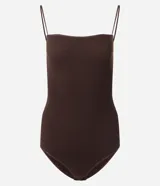 Body marrón de tejido seamless (sin costuras) con diseño acanalado, escote cuadrado y tirantes finos dobles.