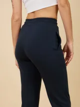 Pantalón deportivo recto color azul marino, con cintura ajustable con cordón.