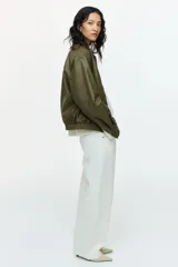 Jean de corte wide leg en denim de algodón rígido, con diseño de cinco bolsillos, cintura clásica con cierre de botones y piernas amplias.