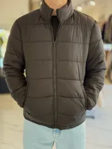Campera 2 en 1 impermeable de color negro, con diseño con capucha y cierre frontal completo.