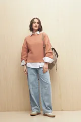 Sweater blanco de tejido de punto calado con escote redondo y mangas anchas.